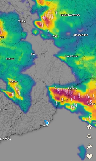 Violenti TEMPORALI sul nord-ovest nella serata di giovedi 28 Riflettività del radar sul nord-ovest alla mezzanotte su venerdi 29 maggio