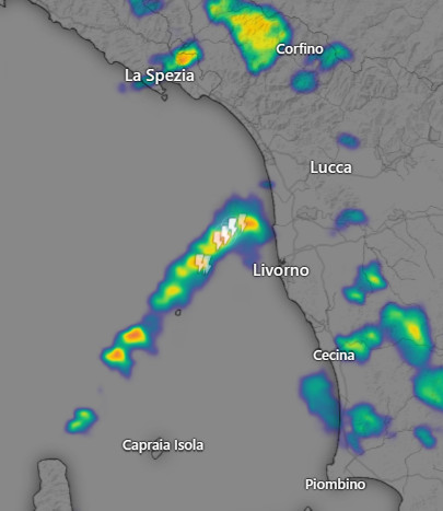 Temporali davanti alla costa toscana