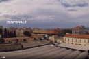 una panoramica di Taranto con il temporale sullo sfondo