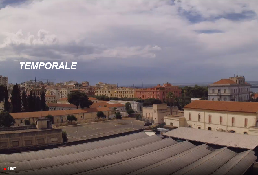 una panoramica di Taranto con il temporale sullo sfondo