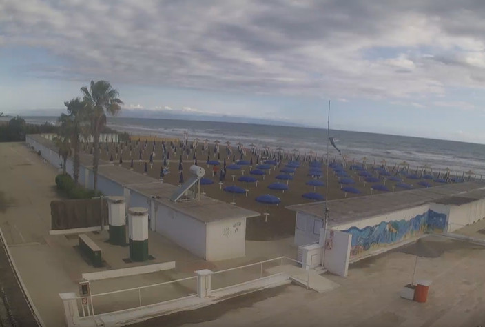 una veduta della spiaggia di Barletta, con il cielo ancora impegnato da nuvolosità: