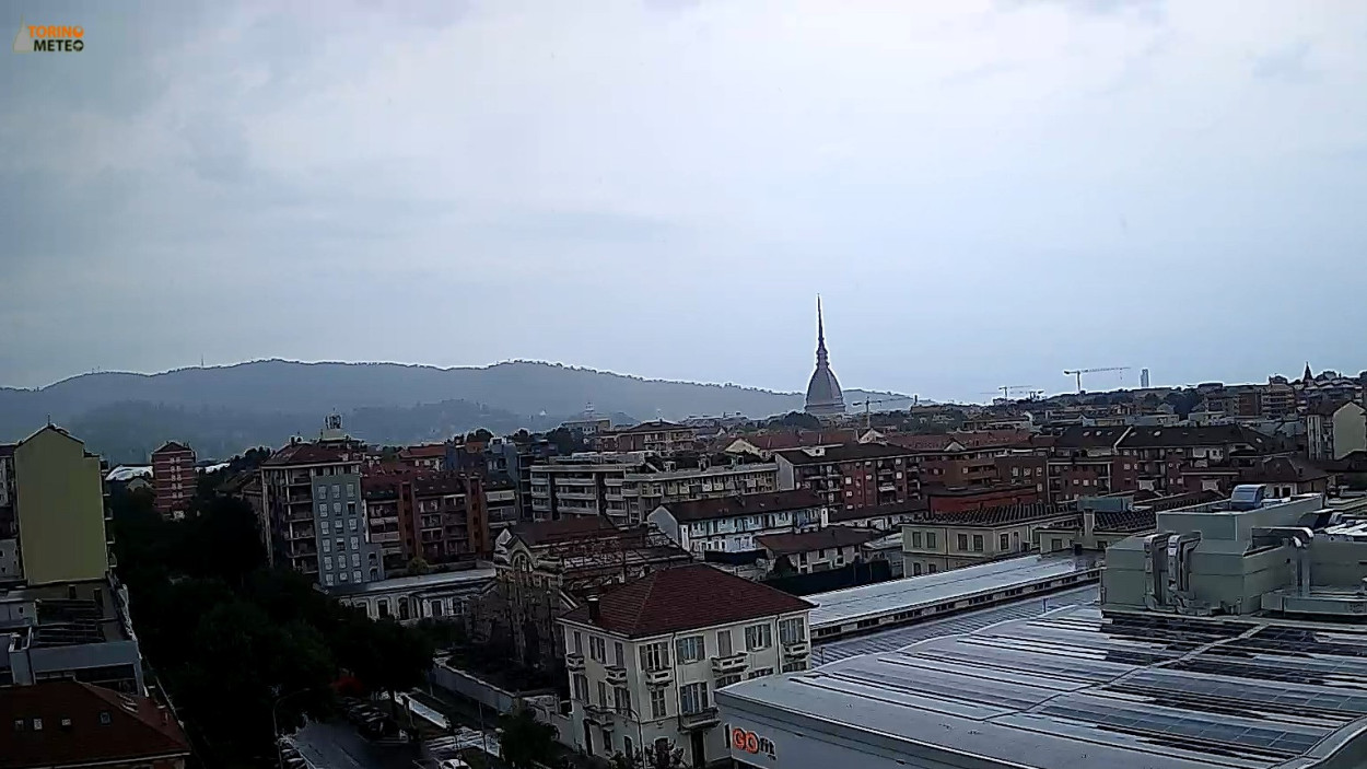 PIOGGE sulle Alpi occidentali, focolaio temporalesco a Torino Acquazzoni in atto su Torino.