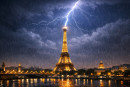 Fulmine colpisce la Tour Eiffel.