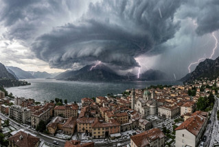 Como sotto il temporale.