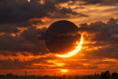 L'eclisse di sole così come si presenterà al nord-ovest mercoledì 12 agosto prima del tramonto.
