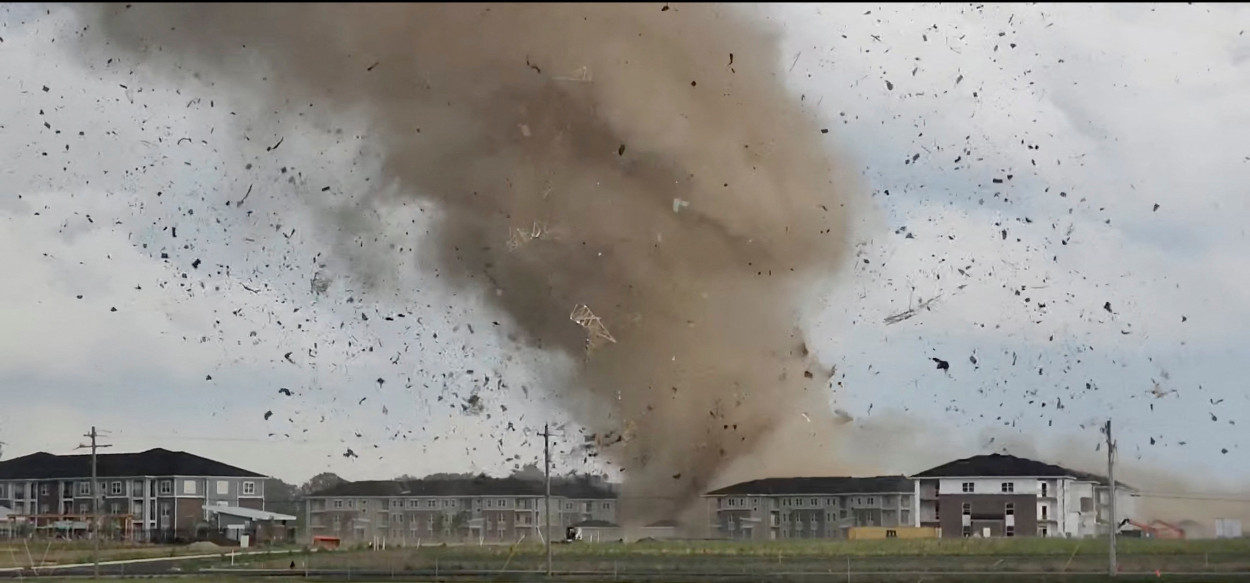 Tornado in Francia poche ore fa, 39 feriti: immagini sconvolgenti (video) Tornado F3 in azione in Francia lunedì 24 agosto.