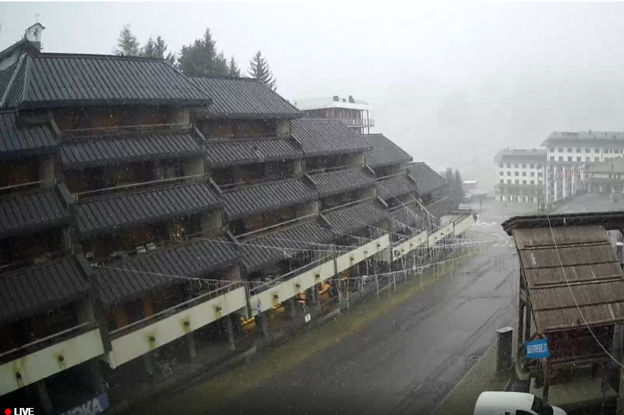 Nevicata in atto al Sestriere e Bardonecchia (video streaming) Nevicata in atto al Sestriere e Bardonecchia (video streaming)